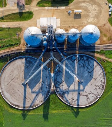 betonowy zbiornik na gnojowicę w otoczeniu zabudowań gospodarczych