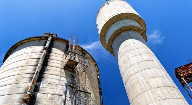 Proces produkcji wysokiej jakości zbiornika betonowego z wykorzystaniem betonu klasy B25