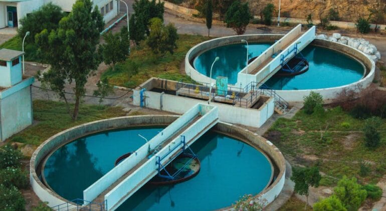 proces profesjonalnego montażu zbiornika na ścieki w gruncie