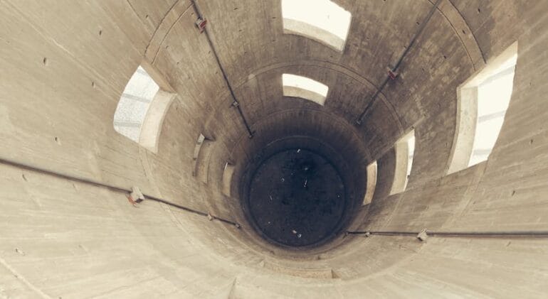 Profesjonalny montaż szczelnego zbiornika betonowego w wykopie przygotowanym przez zespół szambopolskie.pl