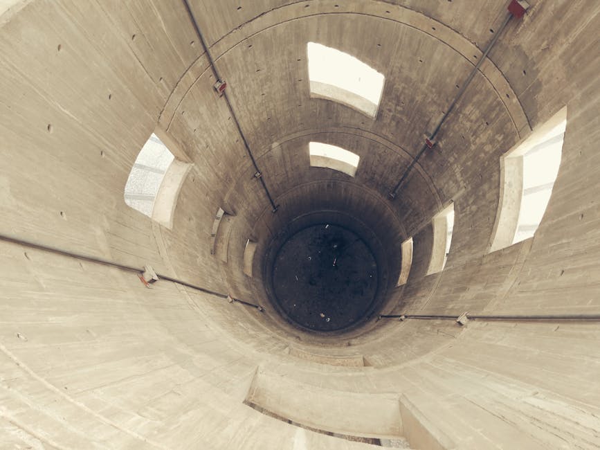 Przekrój techniczny zbrojonego zbiornika betonowego osadzonego w gruncie