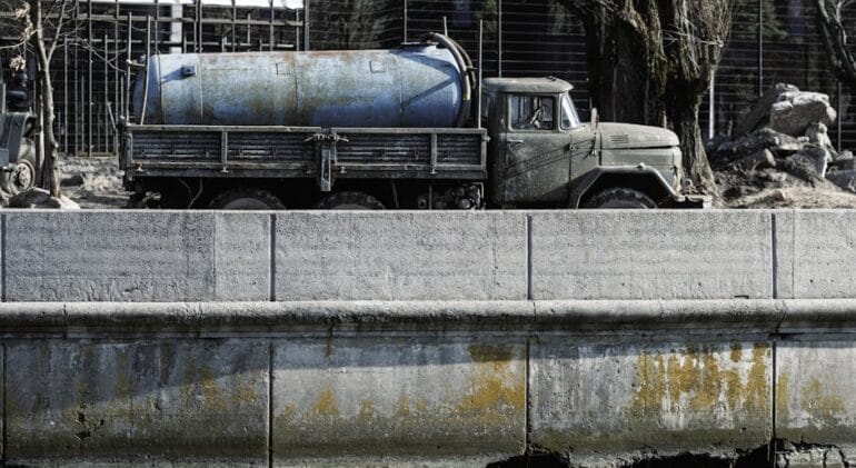 profesjonalny montaż trwałego szamba betonowego na działce budowlanej