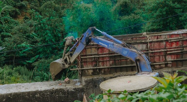 Profesjonalny montaż zbiornika betonowego przez ekipę budowlaną