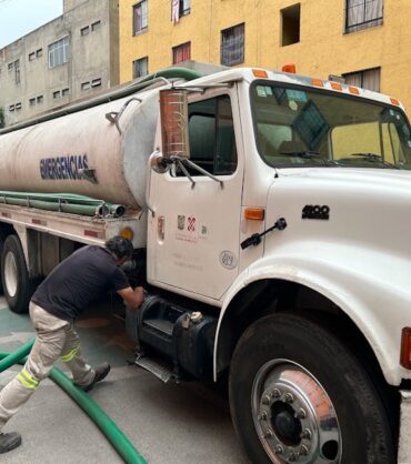 profesjonalny samochód asenizacyjny podczas opróżniania zbiornika na nieczystości