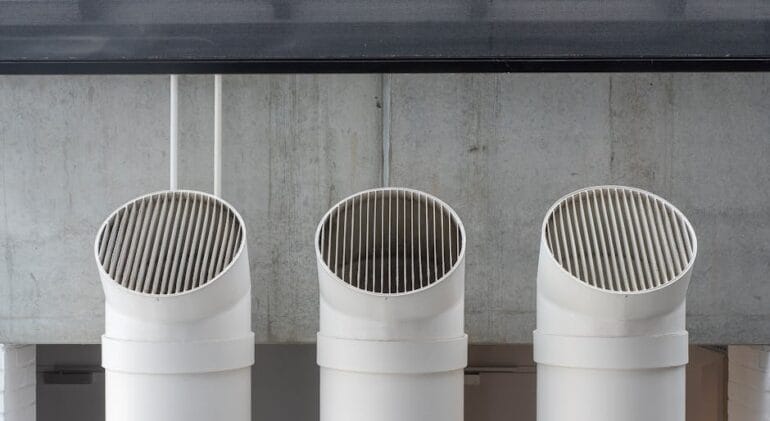 Schemat przedstawiający prawidłowe wyprowadzenie rury odpowietrzającej z szamba ponad poziom dachu budynku