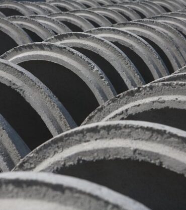 Profesjonalnie zamontowany betonowy zbiornik na nieczystości podczas instalacji w gruncie