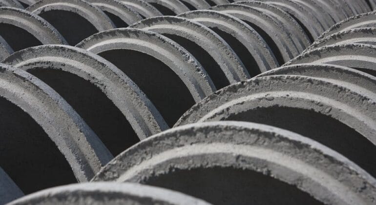 Profesjonalnie zamontowany betonowy zbiornik na nieczystości podczas instalacji w gruncie